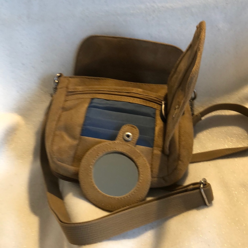 COPY - Bag over shoulder or can be used as fanny pack - Picture 3 of 6